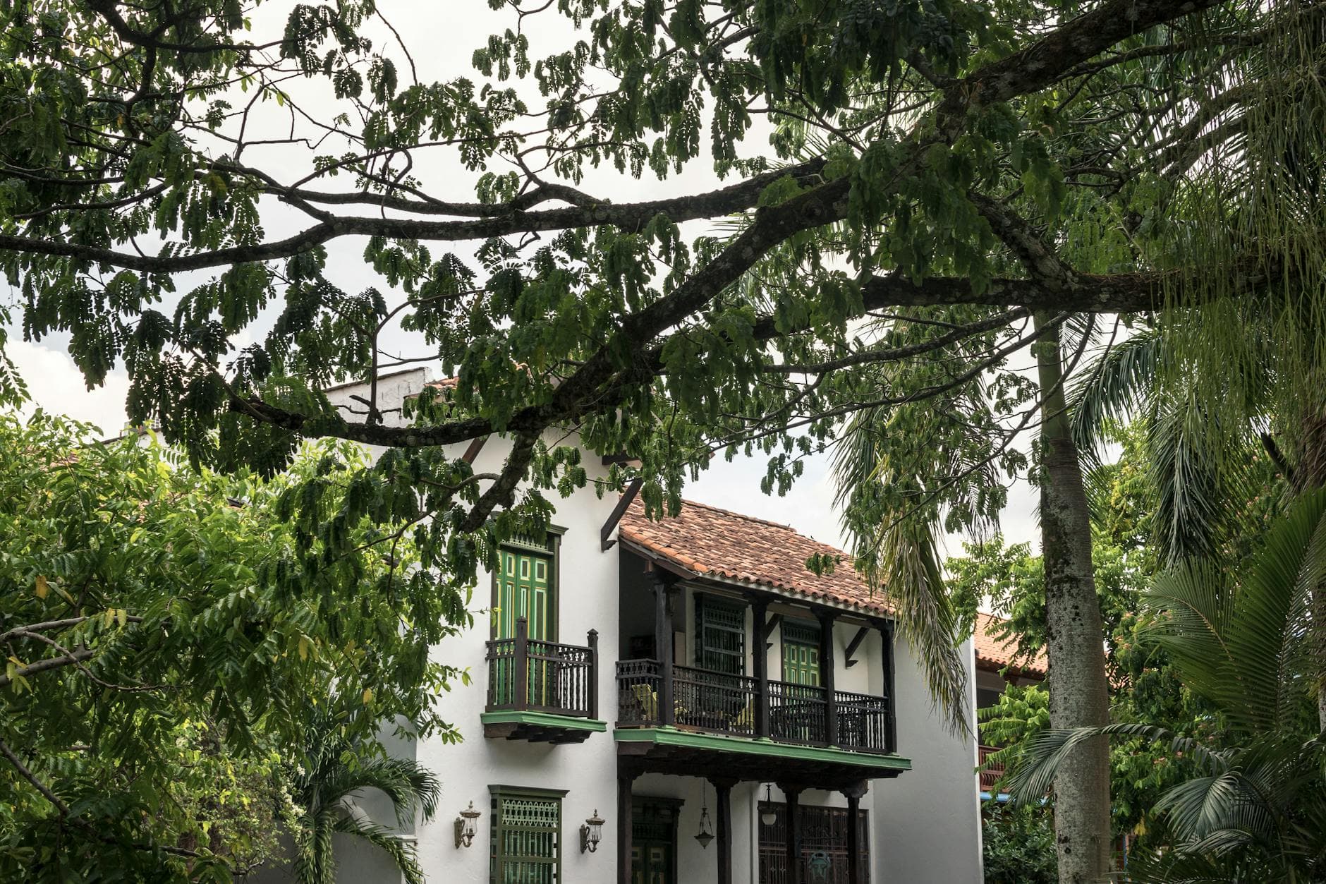 A picturesque view of a traditional house surrounded by lush greenery in Antioquia, Colombia.