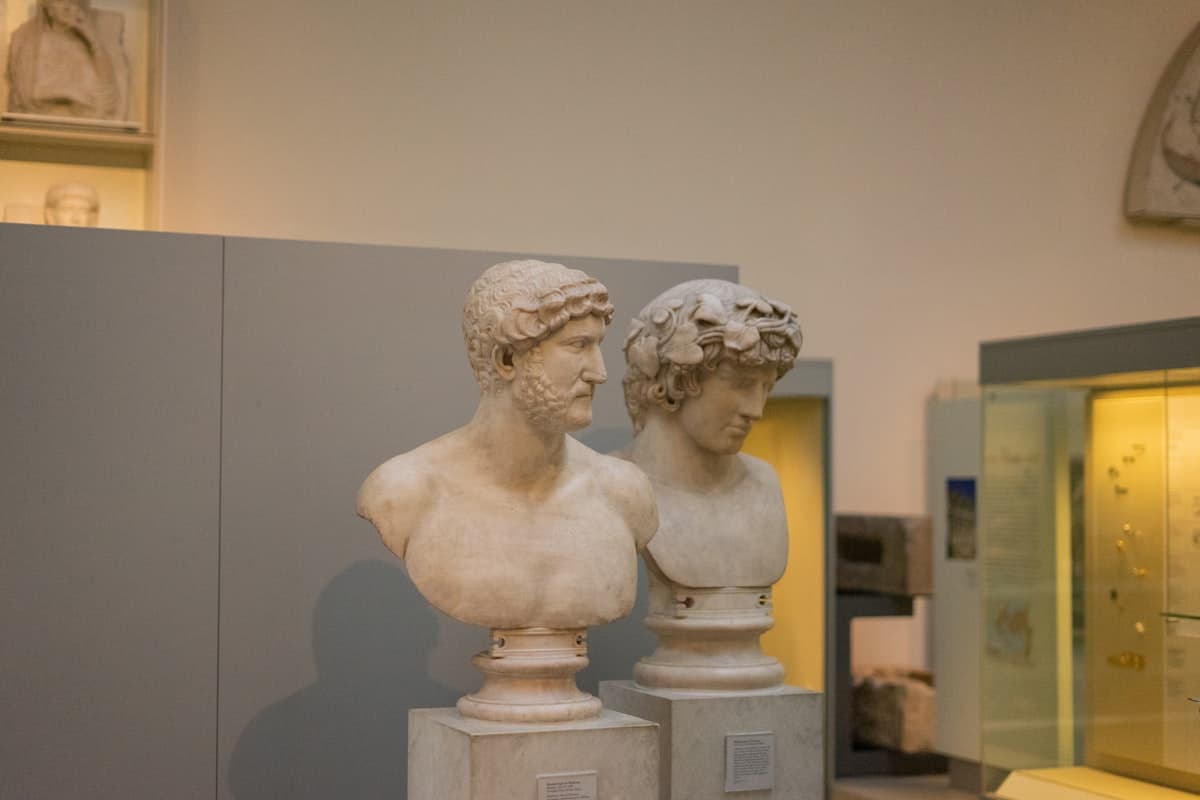 Two marble busts of men in a museum