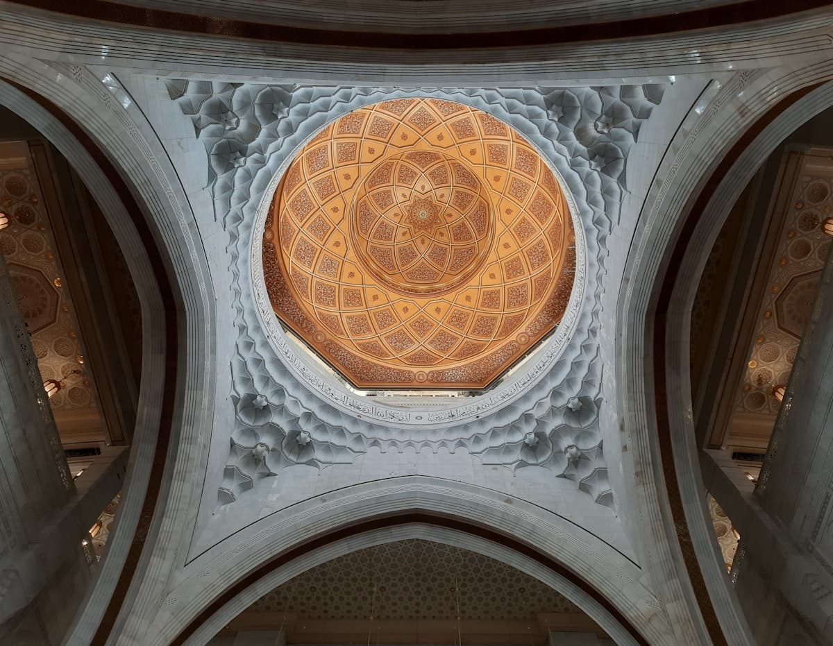 A view of the ceiling of a building