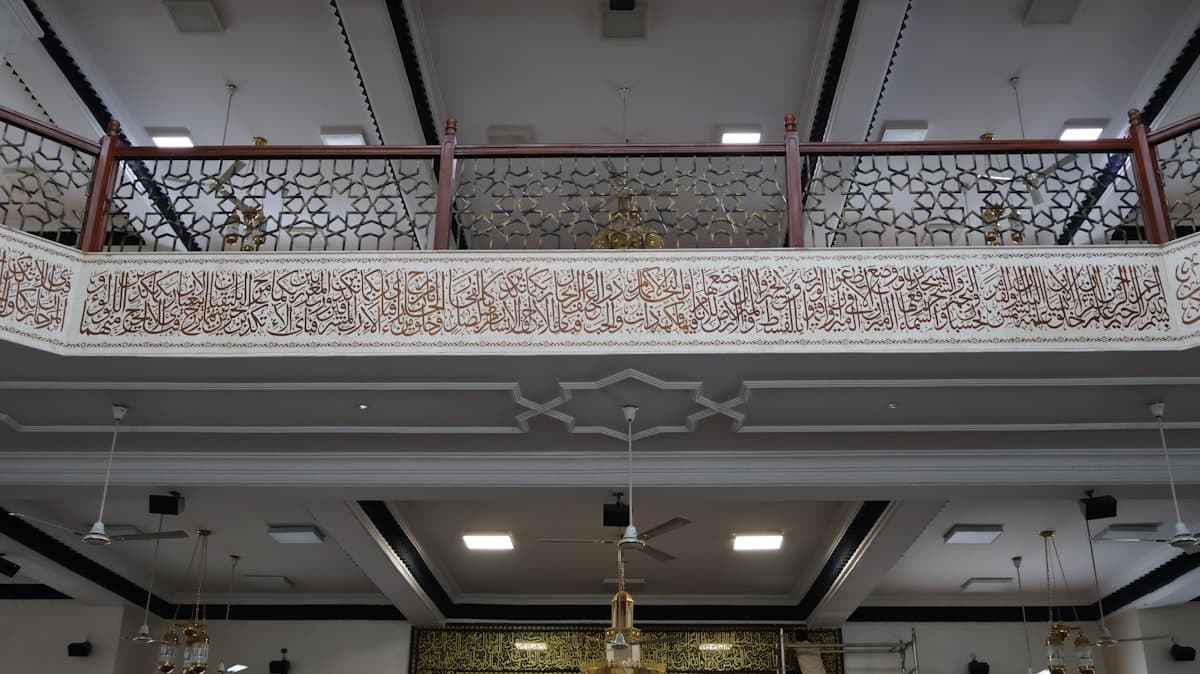 A large room with a chandelier hanging from the ceiling